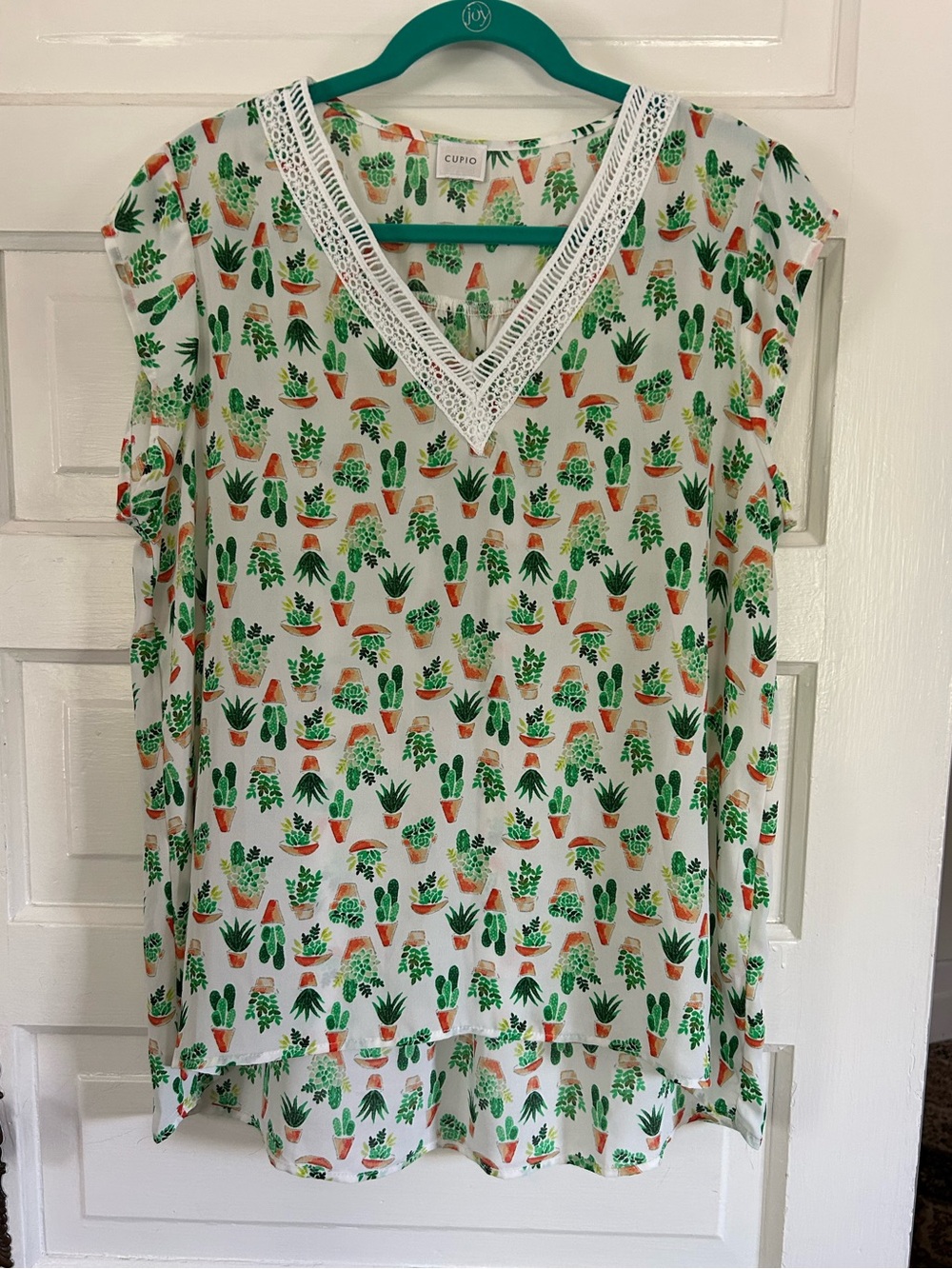 Cupio White V-Neck Blouse w/Green Flower & Terracotta Pot Print. Cute! Size XL